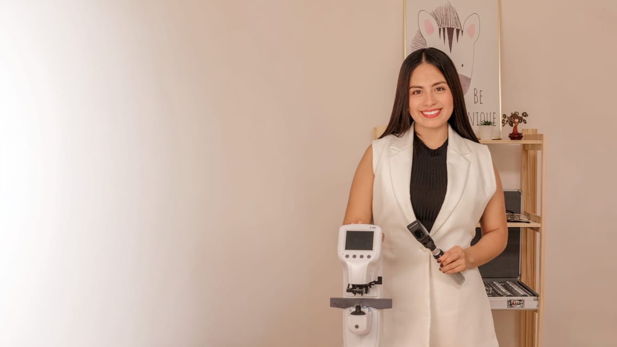 Opt. Karolina Bayas Chaves atendiendo a una paciente en el consultorio de VINOVA